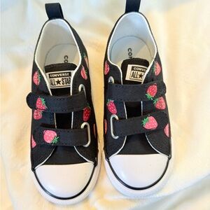 CONVERSE
TODDLER CHUCK TAYLOR ALL STAR STRAWBERRIES EASY-ON
Girls –